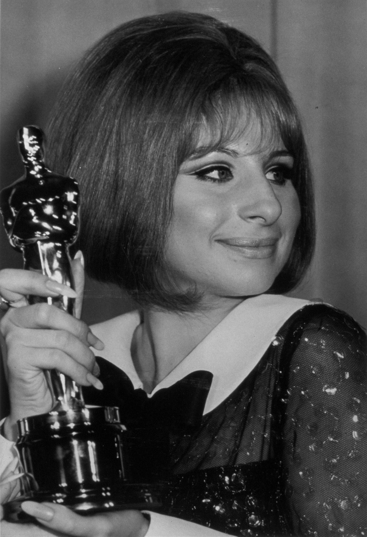 Barbra Streisand Oscar-díjjal a kezében. 