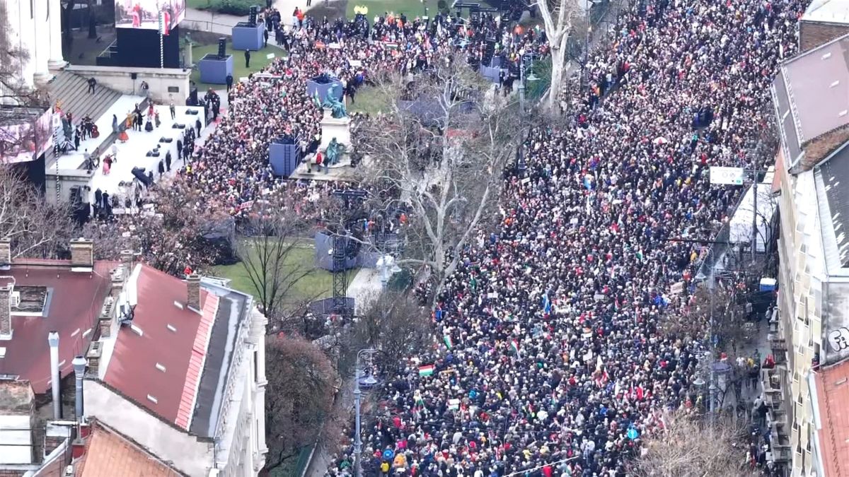 Elképesztő tömeg! Orbán Viktor megtöltötte az Astoria és a Kálvin tér közötti szakaszt