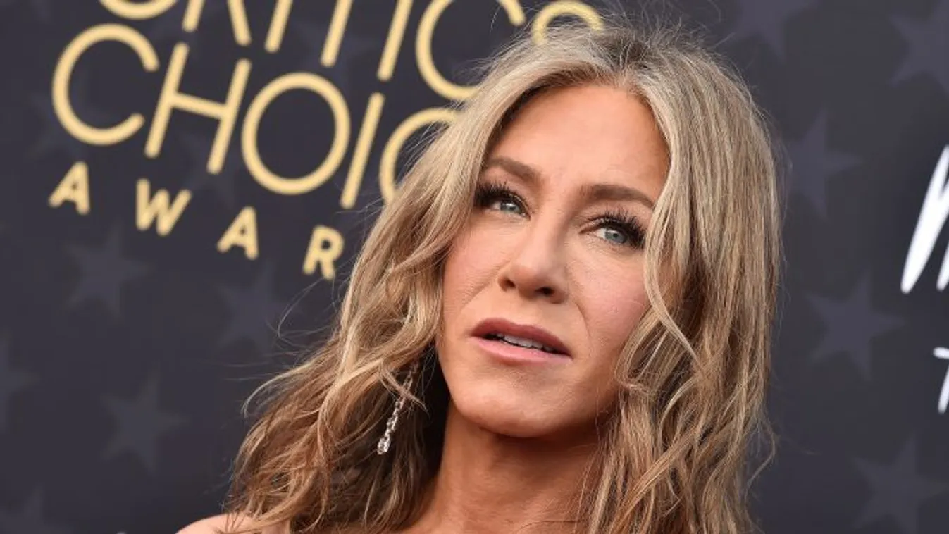 Jennifer Aniston Pedro Pascallal vigasztalódik, miután volt férje újranősült