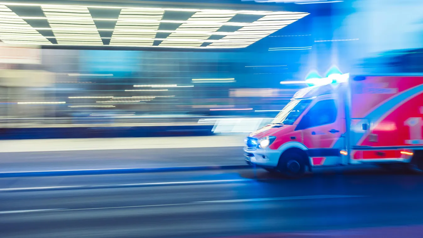 Szirénázva hasítottak: mentőautóban szülte meg gyermekét az édesanya