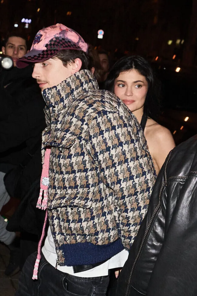CM - Timothée Chalamet et Kylie Jenner de retour à l'hotel Royal Monceau après avoir diné au Bar des Prés Montaigne après l'avant-première du film "Un parfait inconnu" à Paris