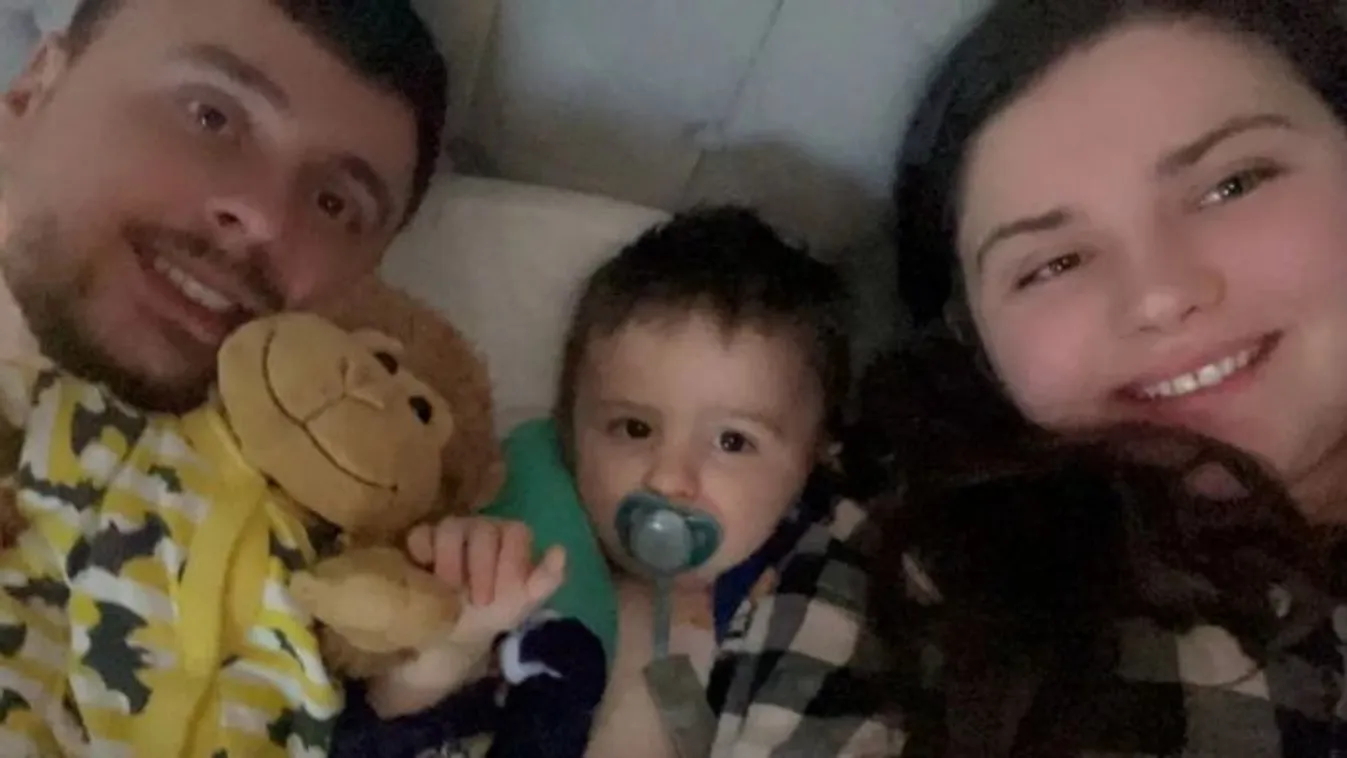 1 éves kisfiúra borult a forró tea, sokkot kapott az anya, miután levette a kötést