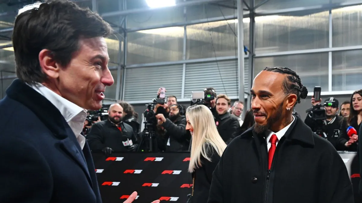 Toto Wolff (balra) és az immár ferraris Lewis Hamilton találkozása