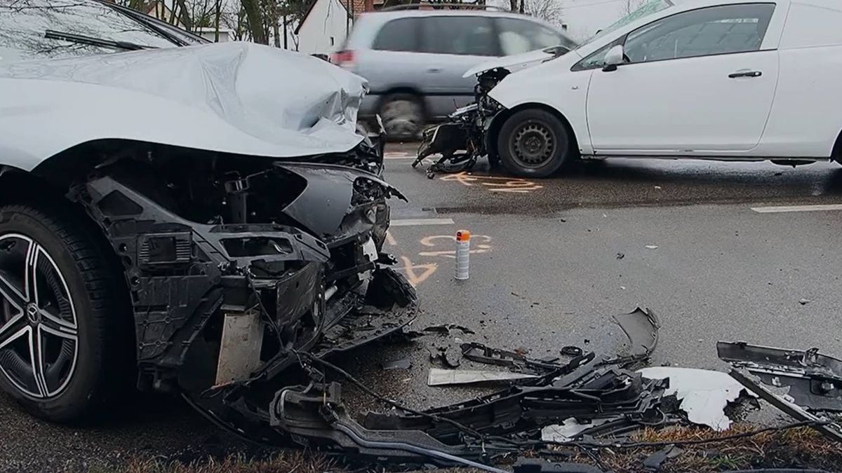 Egyetlen rossz mozdulat miatt frontálisan csapódott egymásnak két kocsi Kecskemétnél