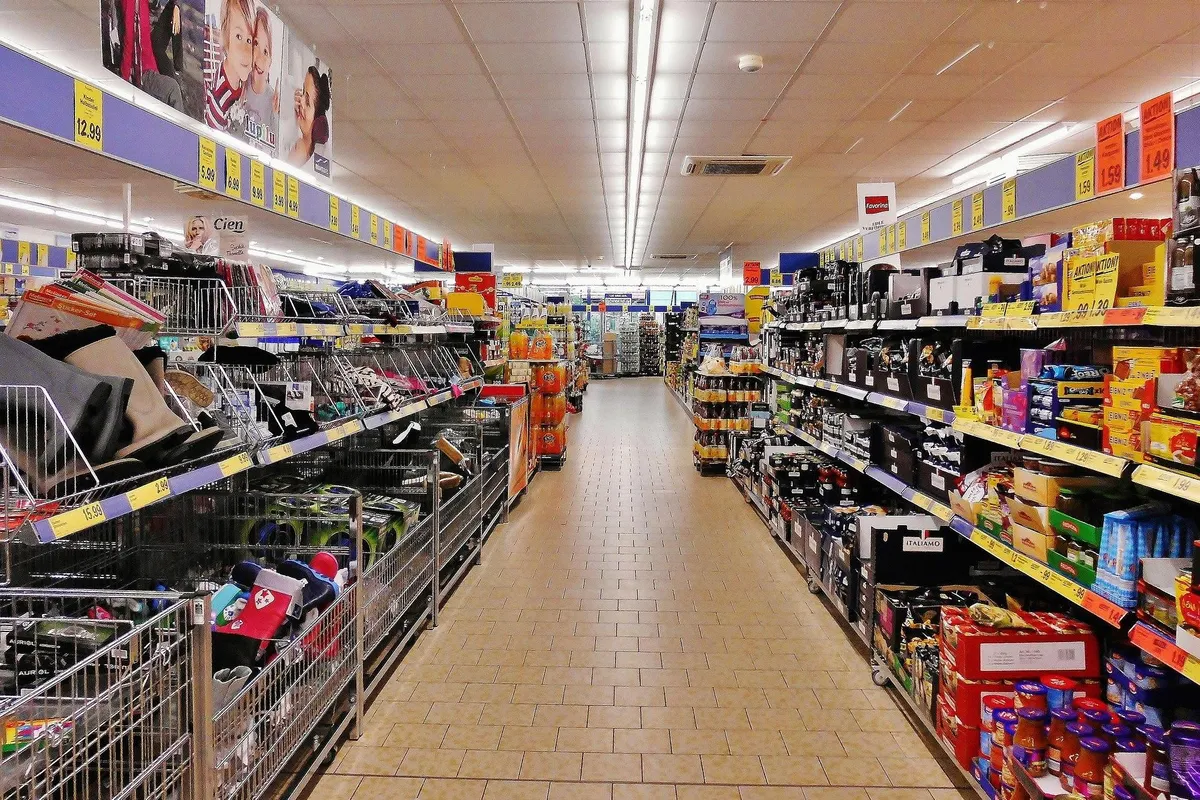 Míg a család a szupermarketben eltűnt kislányát gyászolja, a kegyetlen trollok mocskolódó kommentekkel nehezítik meg a mindennapjaikat