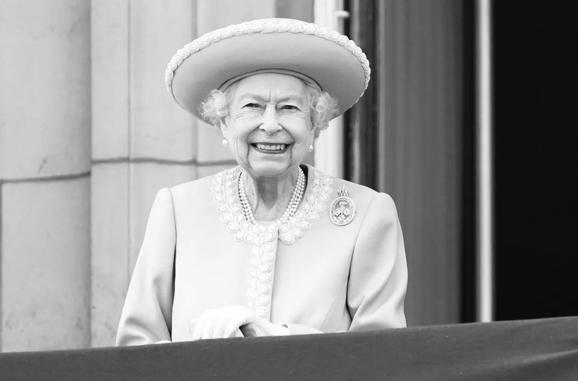 A legkisebbektől a legidősebbekig: mindenki fejet hajt a néhai uralkodó, II. Erzsébet királynő emléke előtt 