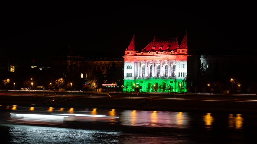 Fényköntösben pompáztak Budapest épületei