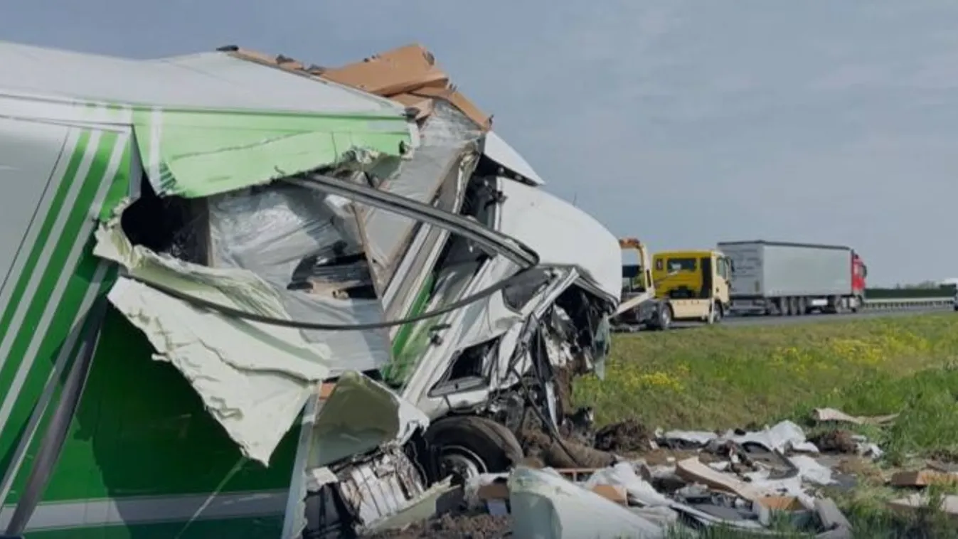 Brutális baleset: 3 kamion csapódott egymásba Rajkánál