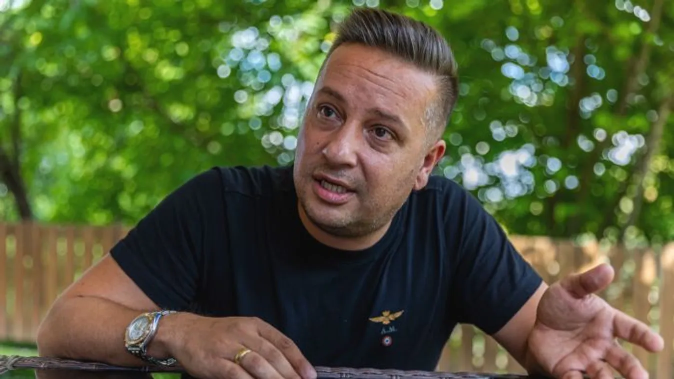 L.L. Junior milliós kanapén köti üzleteit?