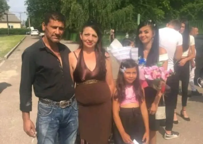 Beteg gyermekéről és torokdaganatos férjéről egyedül gondoskodik Lázi Erika. A család nagyon szegény körülmények között él Putnokon.
