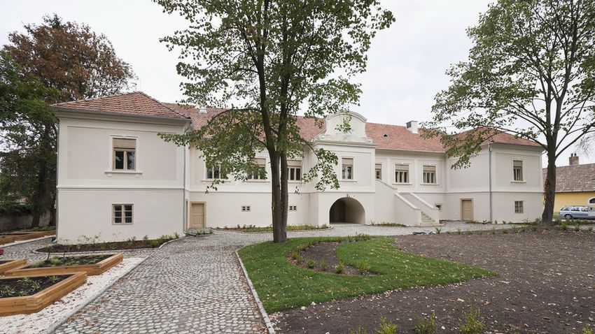 Gyógynövényes kastély nyílt Tolcsván