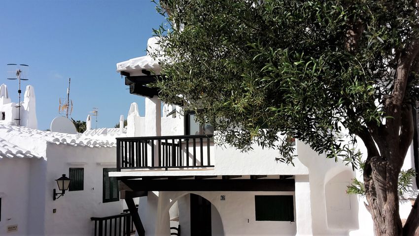 Menorca fényárban fürdő kis utcáin senki sem siet. Van kedve egy sétához?