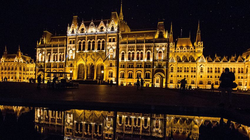 Elkészült az Országház Kossuth tér felőli díszkivilágítása