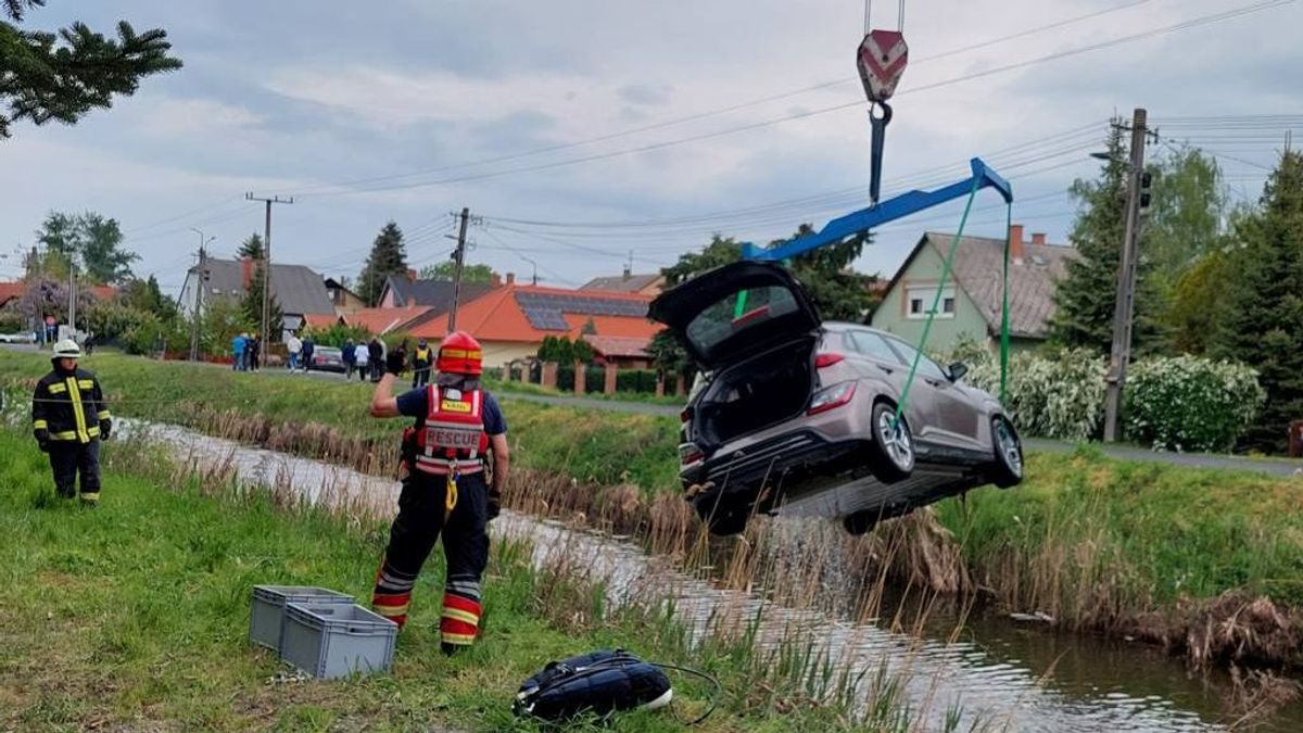 „Életre kelt az autó és belegurult a patakba”: búvárok mentették ki az elsüllyedt kocsit Balatonbogláron – galéria