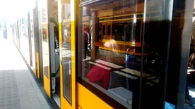 Teljes a káosz: villamossal ütközött egy autó Budapesten, nem jár a villamos