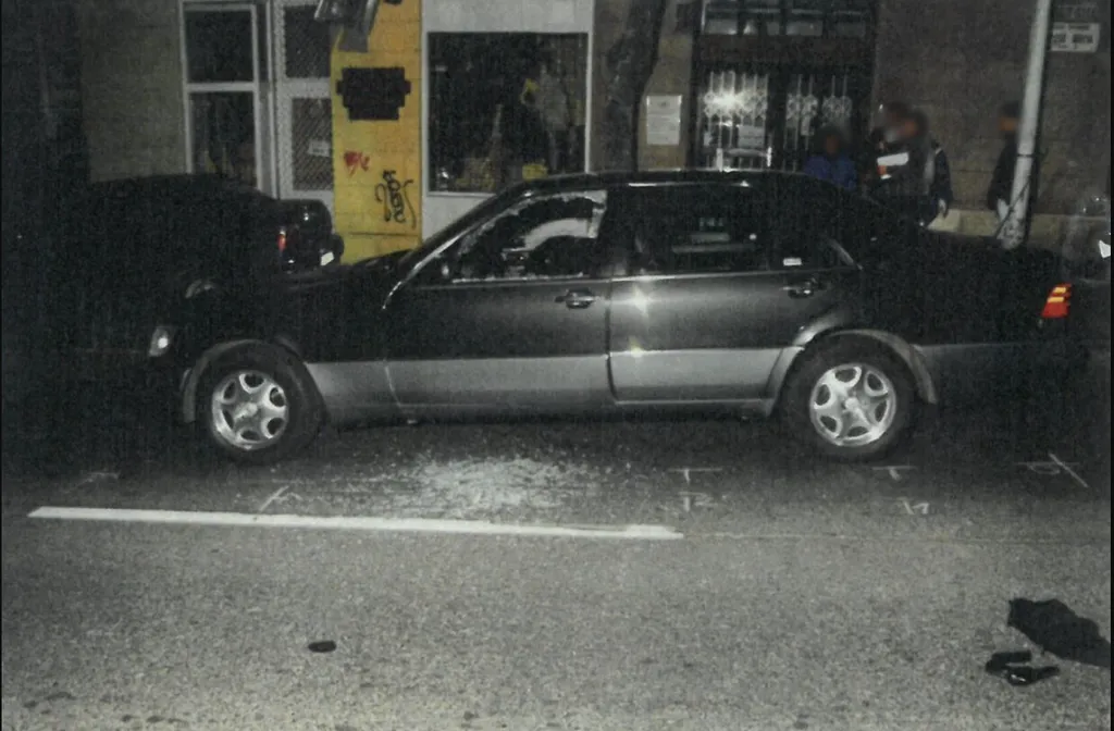 Fenyő János szétlőtt autója a Margit utca 4-es szám alatt. a merényletre 1998. február 11-én került sor. 