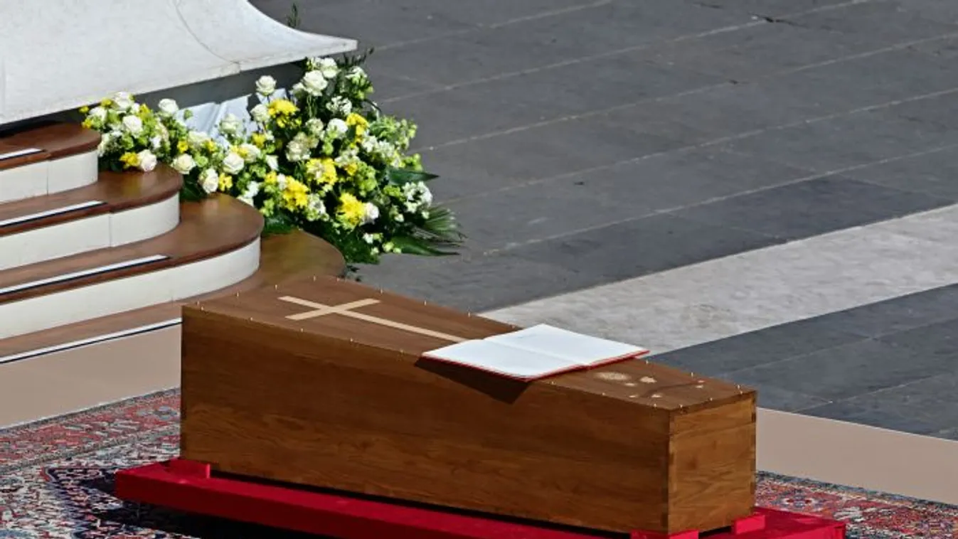 Ferenc pápa temetése: Nem akármit szúrtak ki a Szentatya koporsóját látva a gyászolók - fotók
