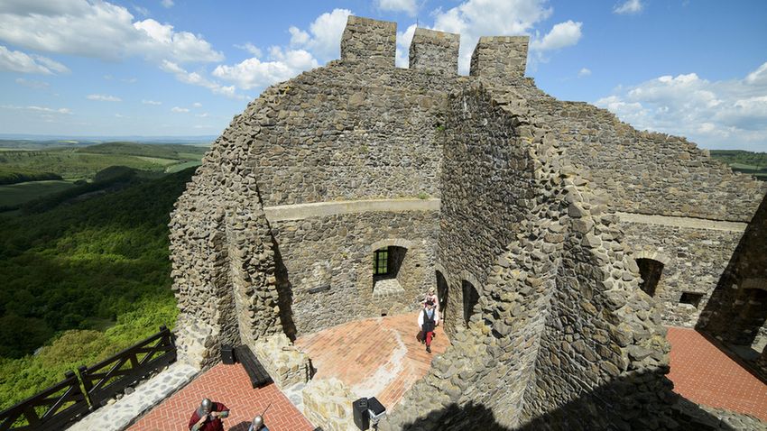 Átadták a felújított várat a világörökségi Hollókőn