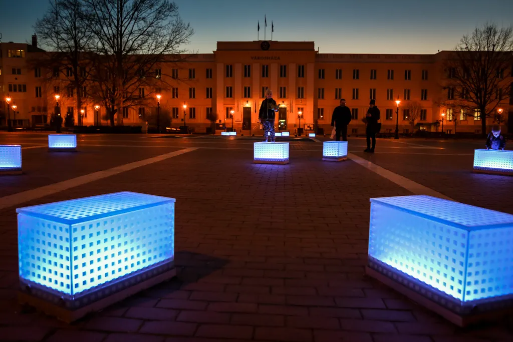 2020.04.02. Nagykanizsa Az autizmus világnapján kék színben világitottak az Erzsébet téri üvegdobozok. Fotó : Szakony Attila SzA Zalai Hírlap ZH