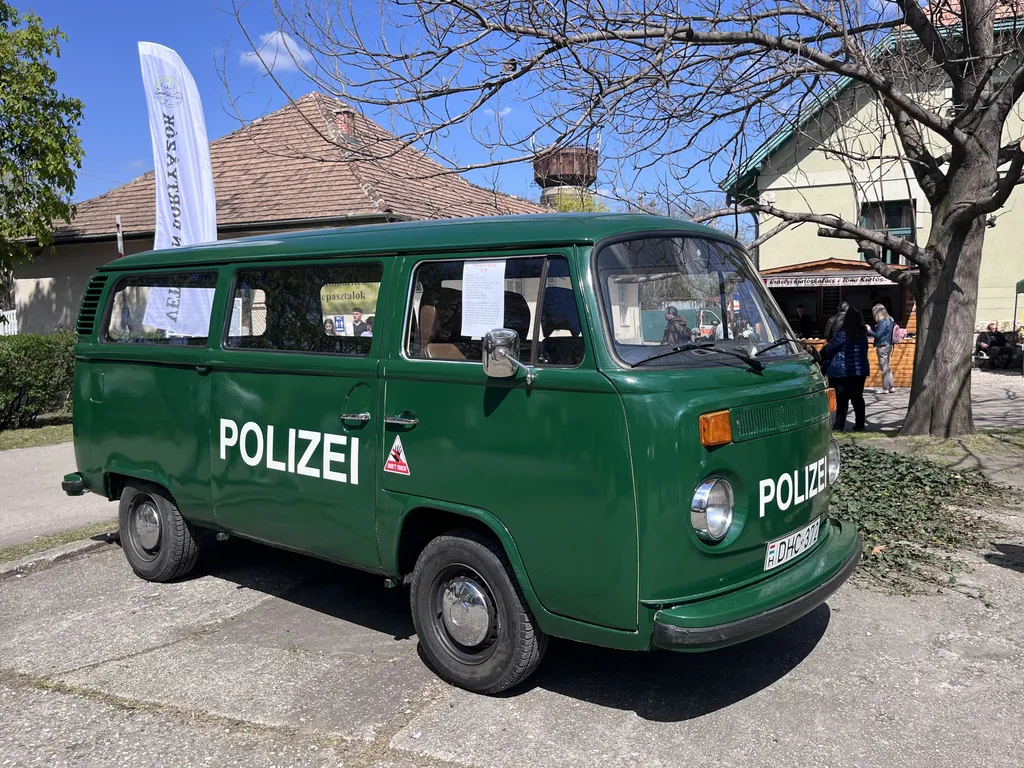 Rendőrségi Volkswagen kisbusz az egykori NSZK-ból.