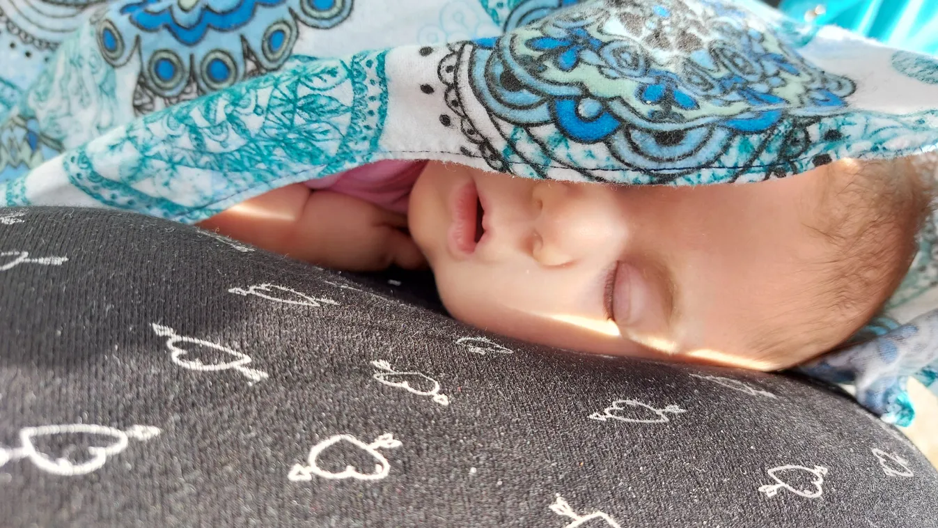 A babának kell belesimulni az életünkbe, nem nekünk az övébe