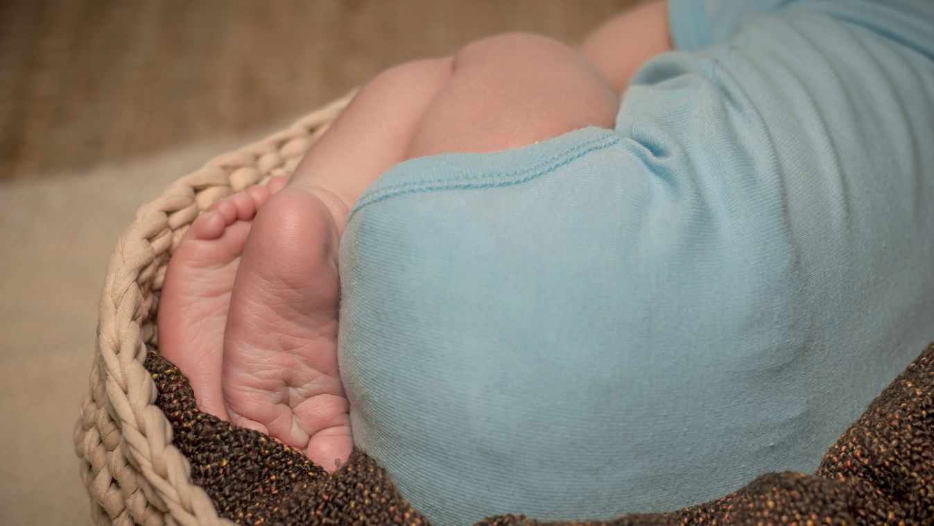 Éjszaka, egyedül szültem meg négykilós kisfiamat a hálószobánkban