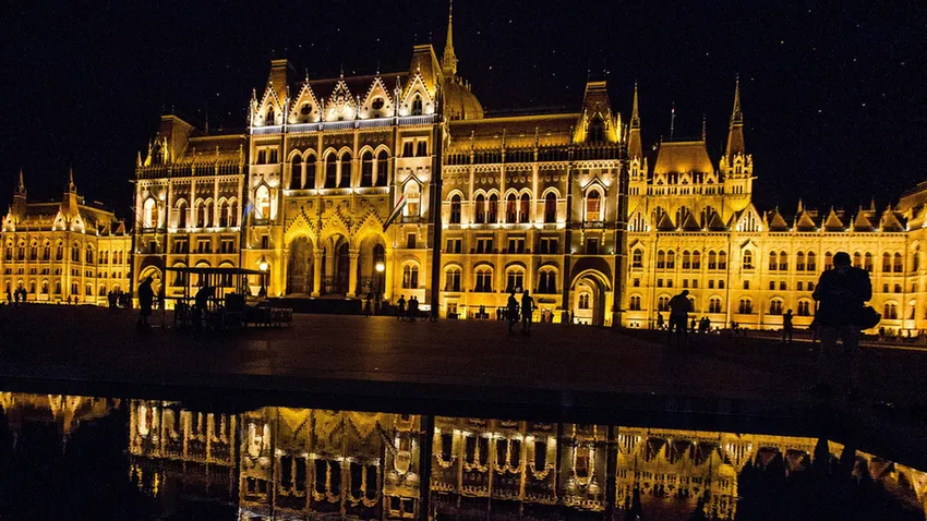 Elkészült az Országház Kossuth tér felőli díszkivilágítása