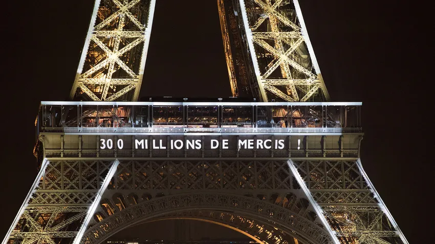 Zenés esttel ünnepelte az Eiffel-torony 300 milliomodik látogatóját