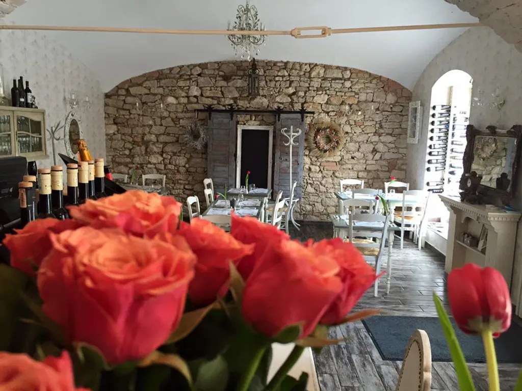Pura Vida Wine Dine / Facebook 