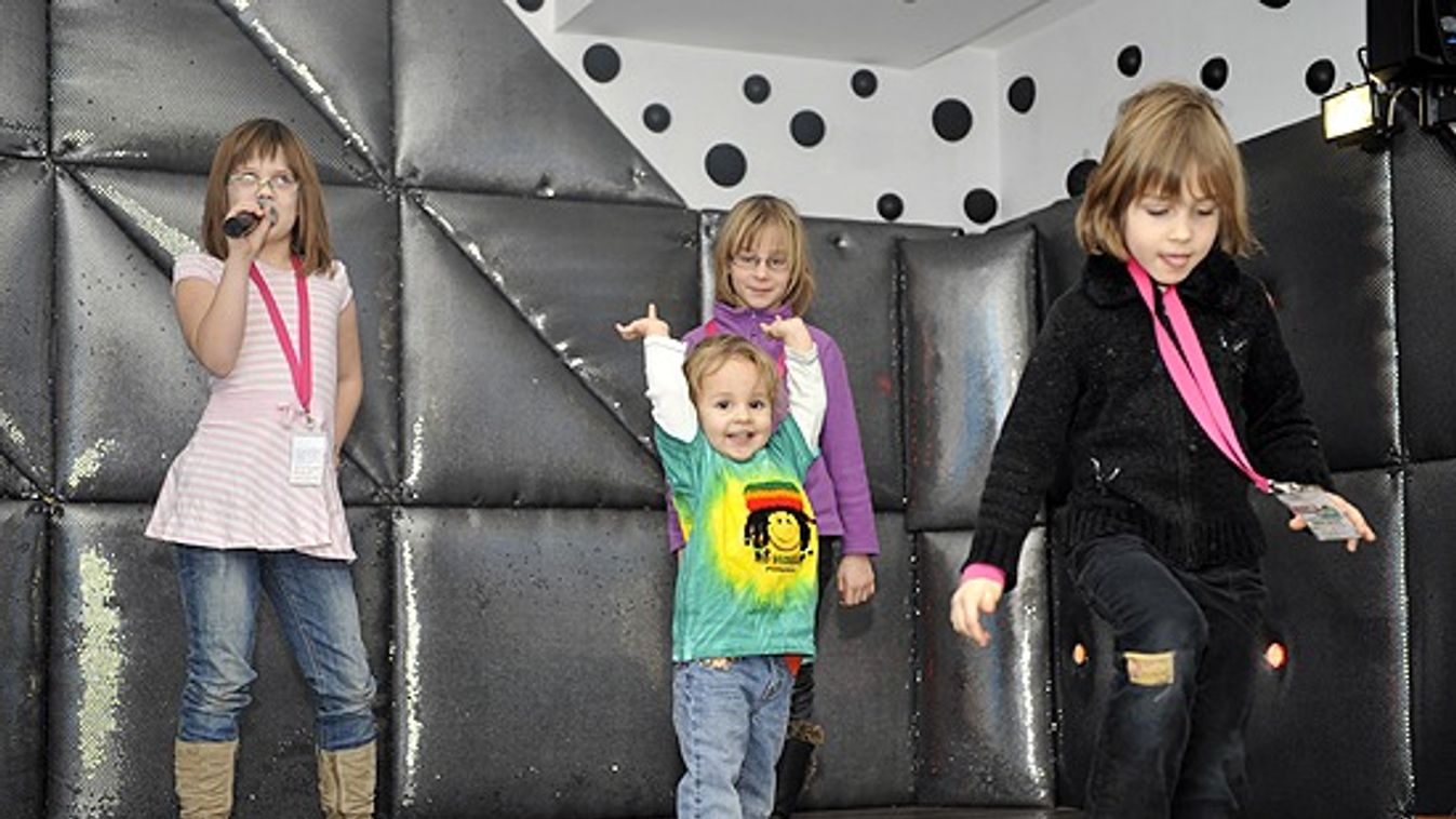 Lefejelt bejáratok, falat festő gyerekek és Mizu – a Minicityben jártunk