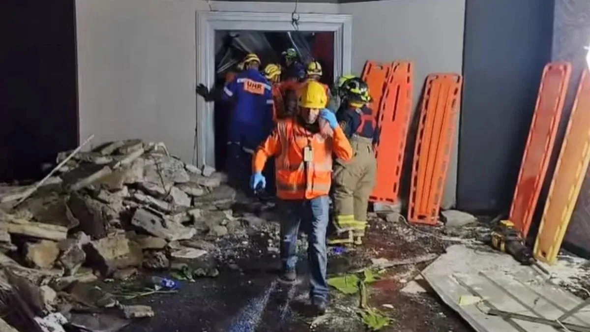 A hatóságok gőzerővel dolgoznak azon, hogy minden embert kimentsenek a romok alól. 