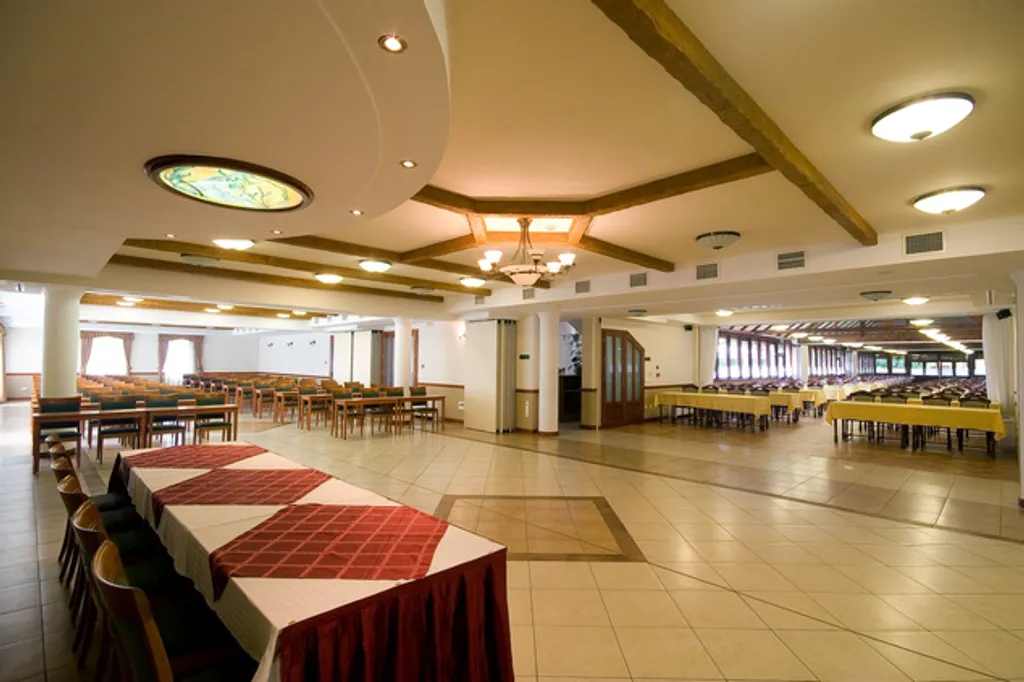 Bosnyák János +3670/3141896 Hu / Geréby Kúria Hotel és Lovasudvar 