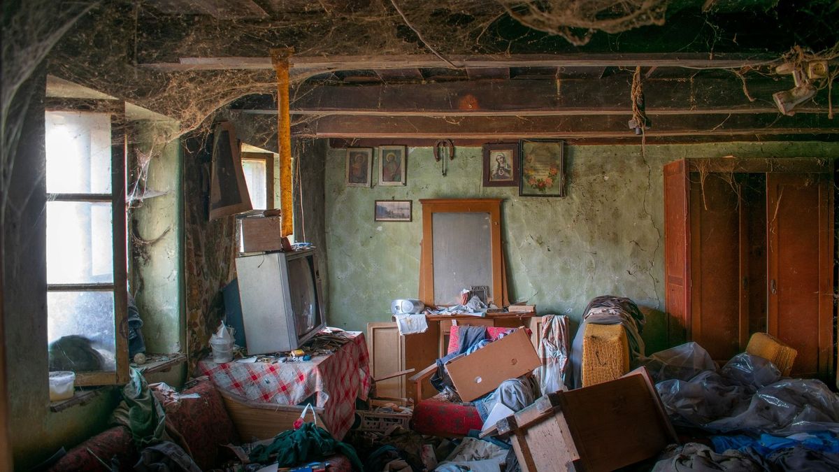 Pálinkásüvegek és kitüntetések: régi titkokat rejt az elhagyatott falusi ház – galéria