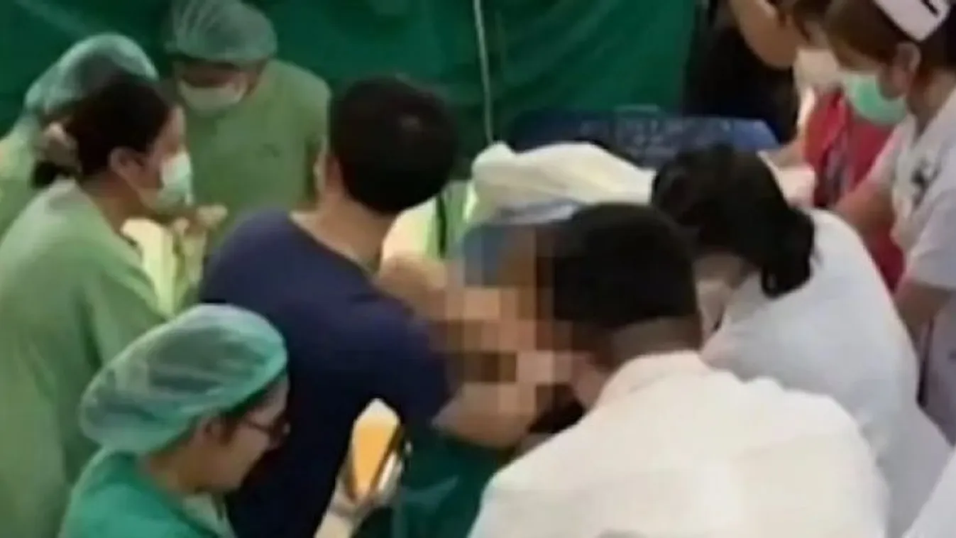A pillanat, amikor a csoda hal meg utoljára: videón, ahogy a földrengés közben segítik világra a kisbabát