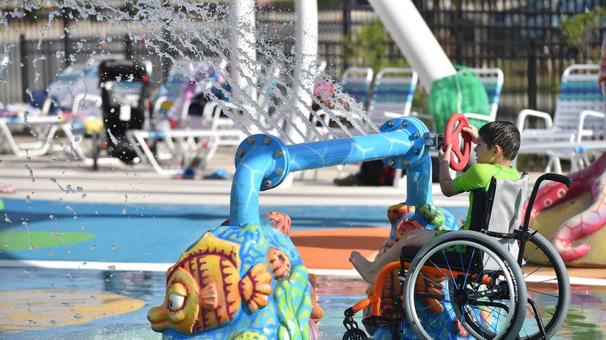 Vízi vidámpark nyílt kerekesszékes gyermekeknek