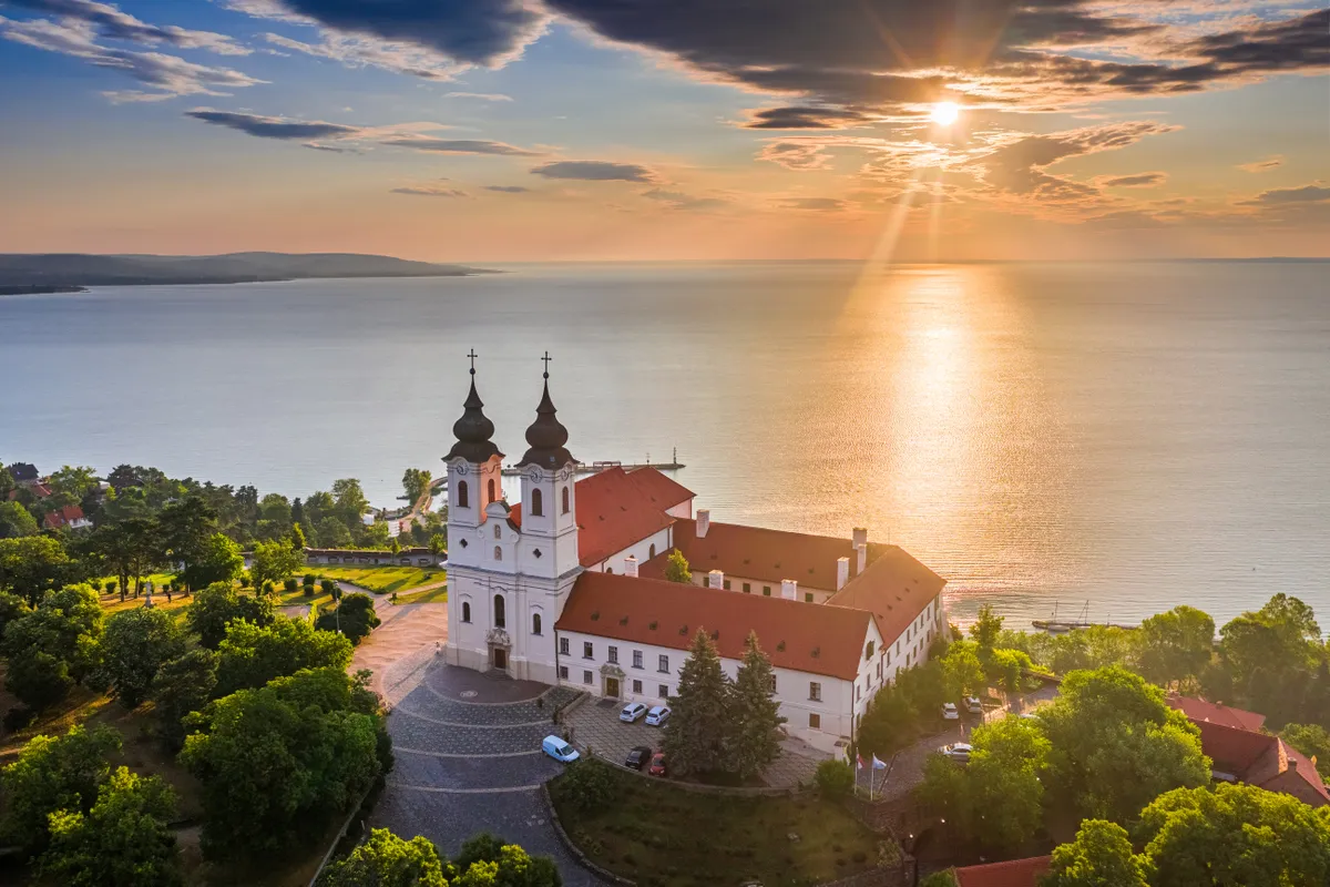 Balaton legmélyebb pontja, Tihanyi-kút, Tihanyi apátság
