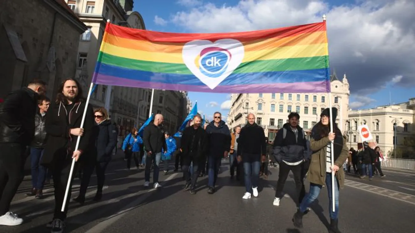 Kezdetét vette a káosz: lezárták az Erzsébet hidat a pride-tüntetők