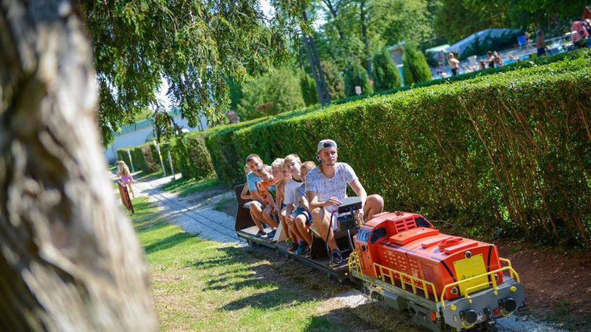 Már kanyarog a kisvasút az Igali Gyógyfürdő parkjában