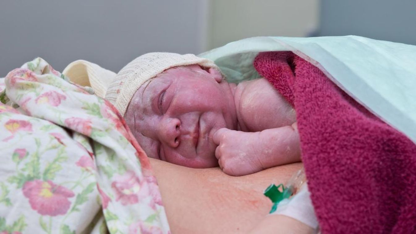 Ez történik a babáddal, ha szülés után nem teszik a hasadra
