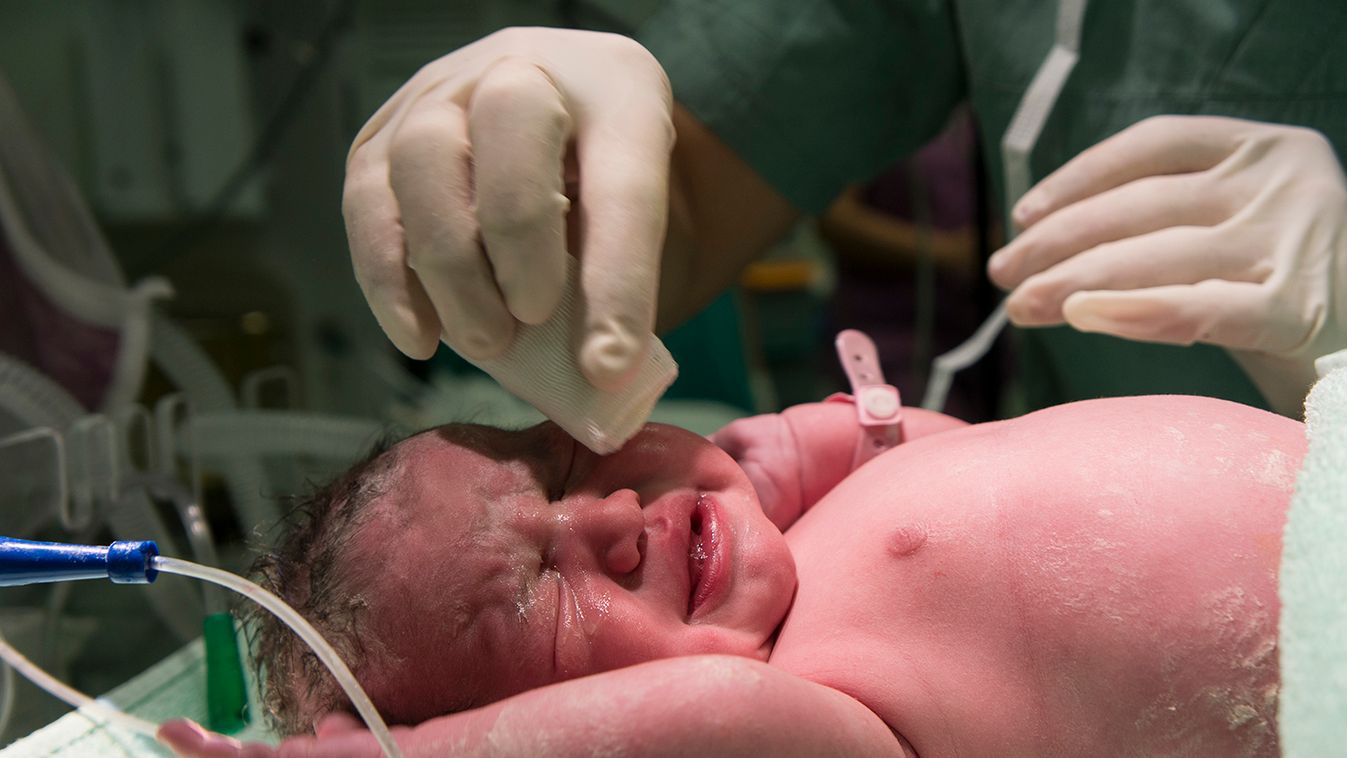 Felsírt a baba, de a szülésznő szólt, hogy nem az enyém, nyomjak még