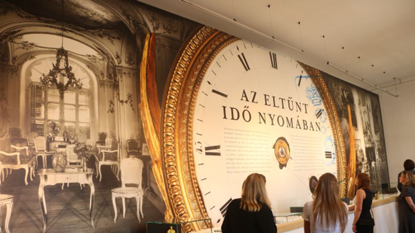 Esterházy herceg bútorait és személyes tárgyait láthatjuk Fertődön