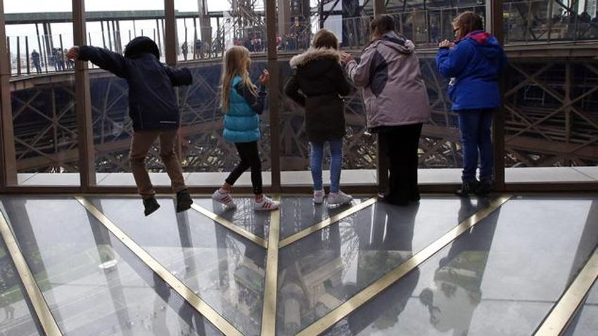 Beüvegezték az Eiffel-torony első szintjét