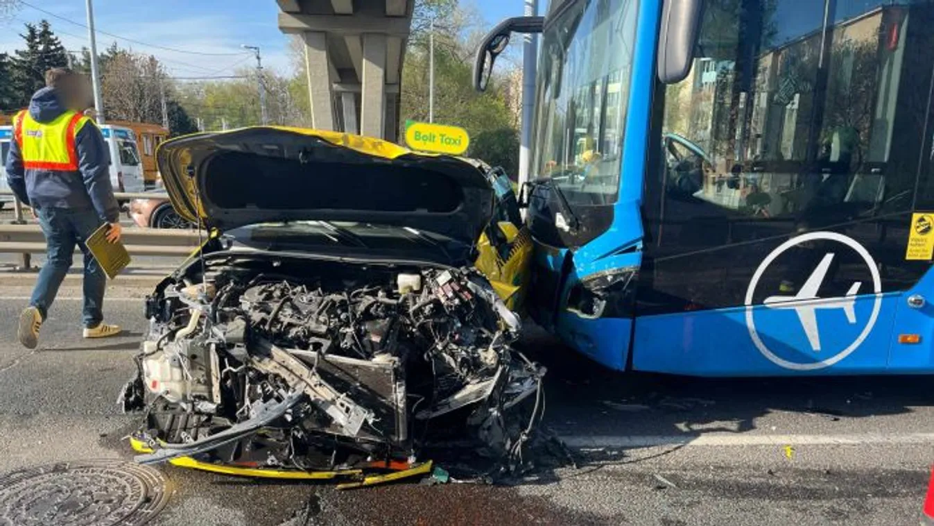 Most érkezett: brutális hármas karambol az Üllői úton - helyszíni fotókkal