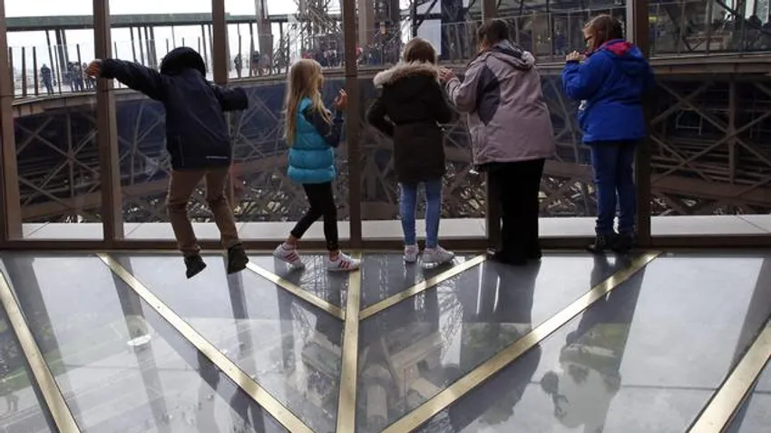 Beüvegezték az Eiffel-torony első szintjét