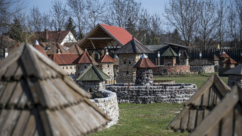 Szent István király várának makettjével bővült a dinnyési Várpark