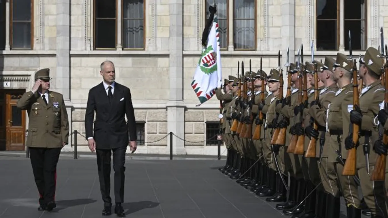 Felvonták, majd félárbócra engedték a nemzeti lobogót a Kossuth téren