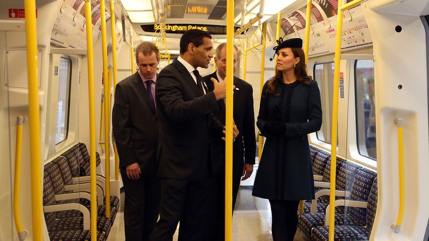 Menyével metrózott az angol királynő