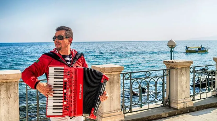 Márió a harmonikás