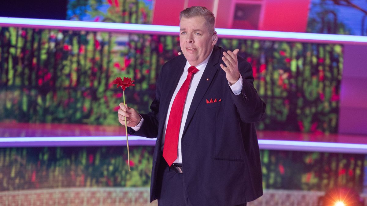 Schmuck Andor a betegségéről, hogy már a büféssel is összebarátkozott a kórházban, hogy amikor először lett beteg, megvezette az embereket, hiszen emiatt kellett valójában levágatnia a haját, valamint a munkáját igyekszik átadni másoknak, hogy ha "kiesne", a nyugdíjasok akkor se maradjanak programok és lehetőségek nélkül   BORS