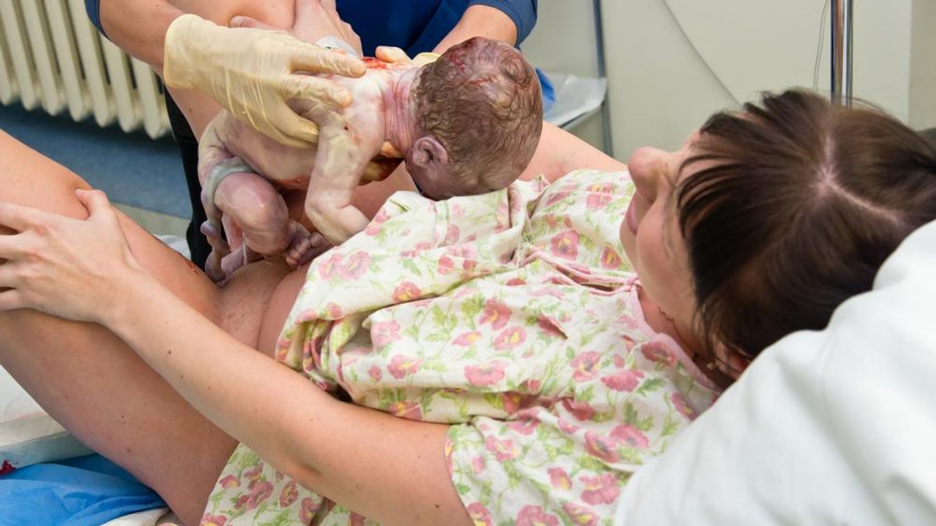 Vácon eldöntheti a kismama, hogy kengyelben szül-e, vagy fogja a lábát
